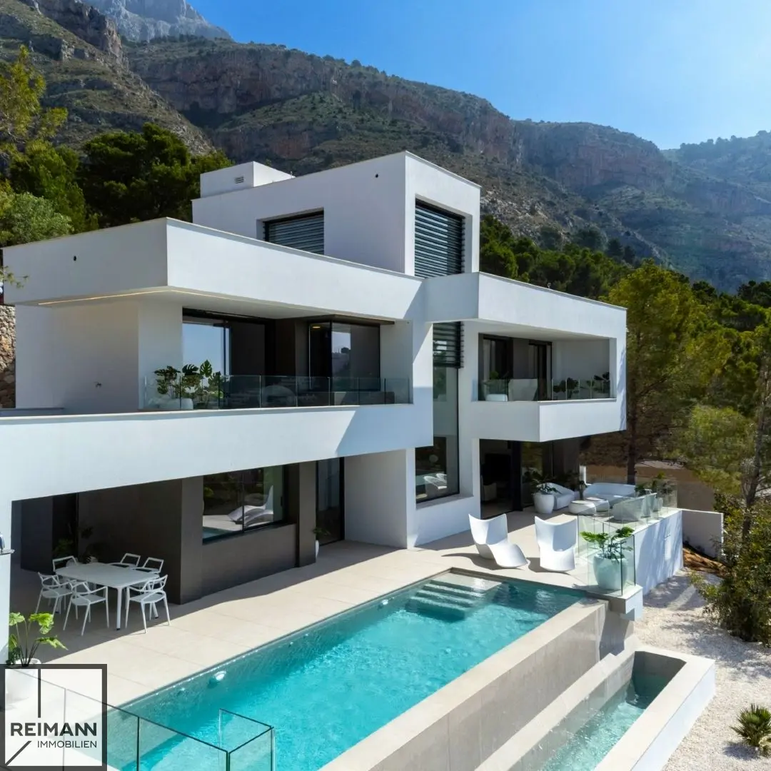 Bezugsfertige Luxus-Villa an der Mittelmeerküste in der Provinz Alicante (Spanien)