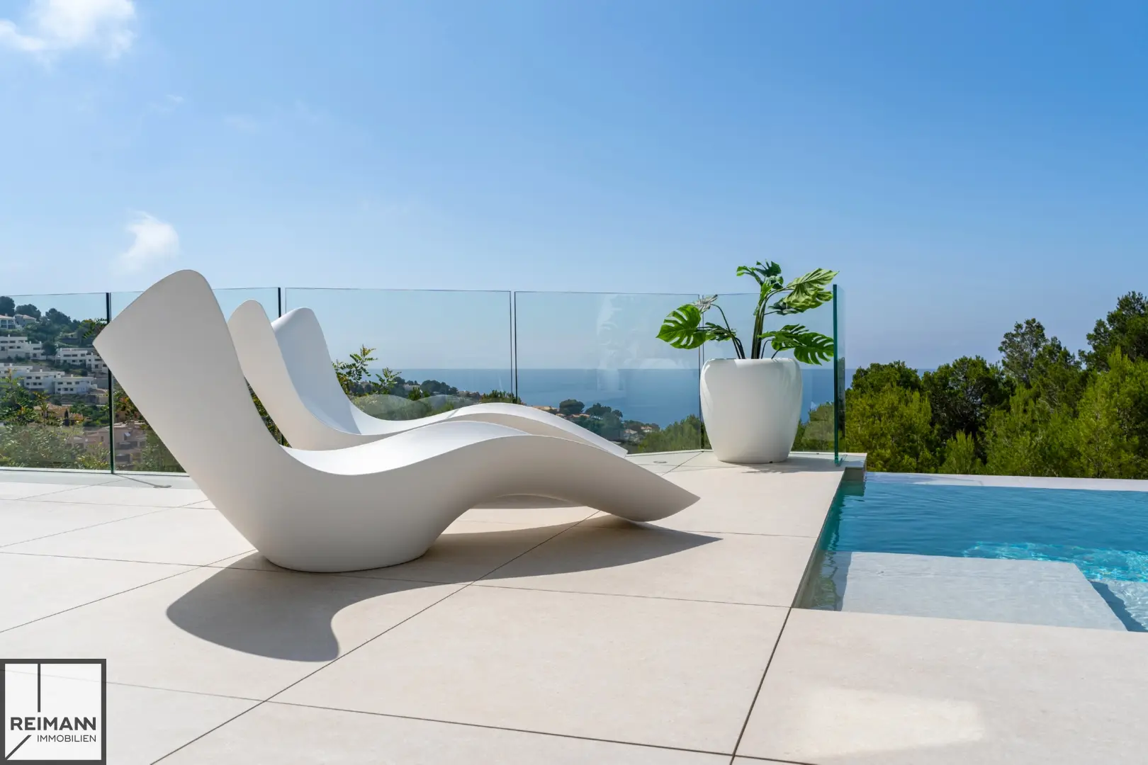 Bezugsfertige Luxus-Villa an der Mittelmeerküste in der Provinz Alicante (Spanien)