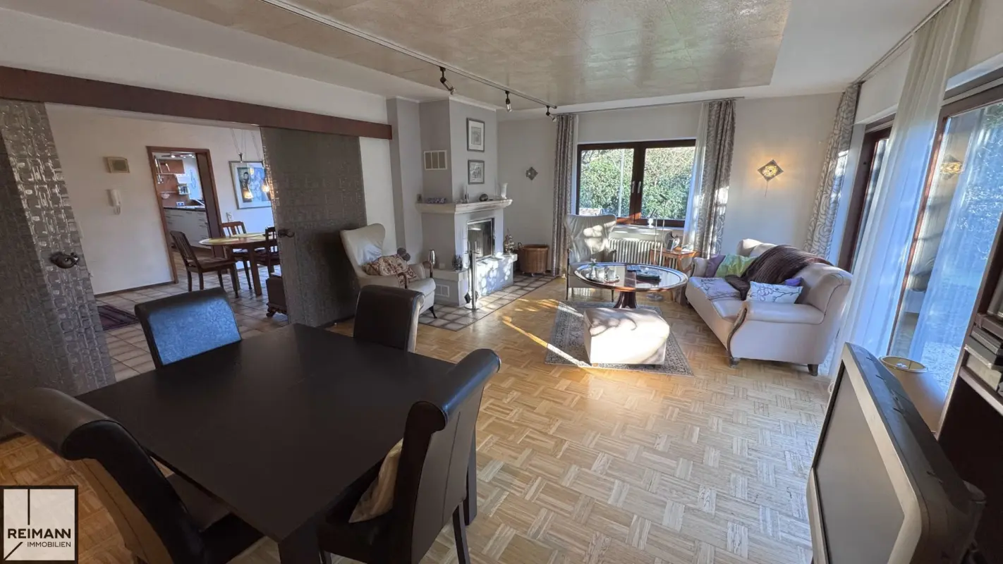 Freistehendes Einfamilienhaus mit Einliegerwohnung, Doppelgarage und parkähnlichem Garten