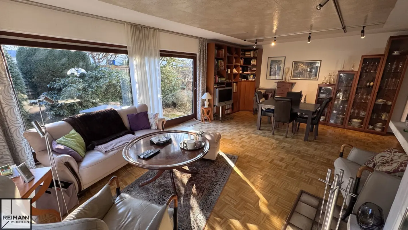 Freistehendes Einfamilienhaus mit Einliegerwohnung, Doppelgarage und parkähnlichem Garten