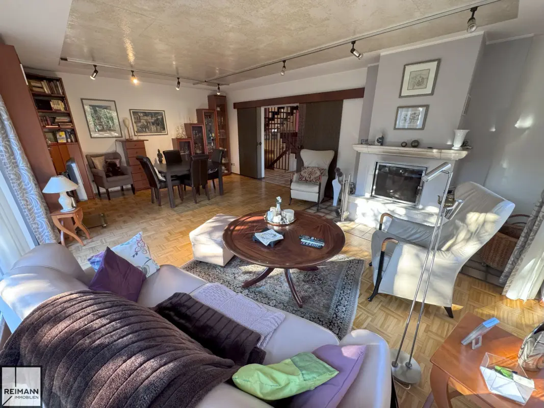 Freistehendes Einfamilienhaus mit Einliegerwohnung, Doppelgarage und parkähnlichem Garten