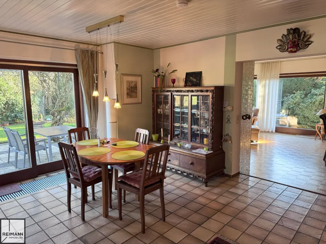 Freistehendes Einfamilienhaus mit Einliegerwohnung, Doppelgarage und parkähnlichem Garten