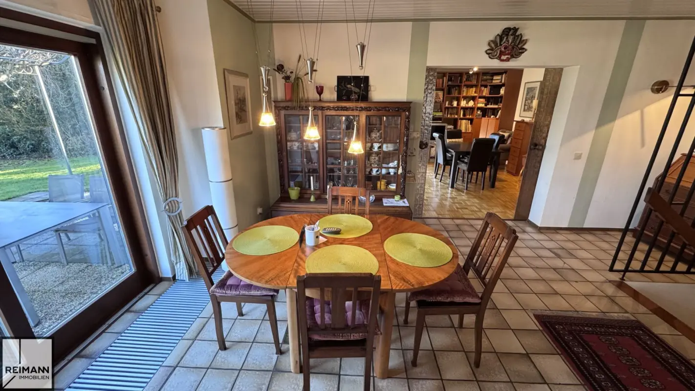 Freistehendes Einfamilienhaus mit Einliegerwohnung, Doppelgarage und parkähnlichem Garten