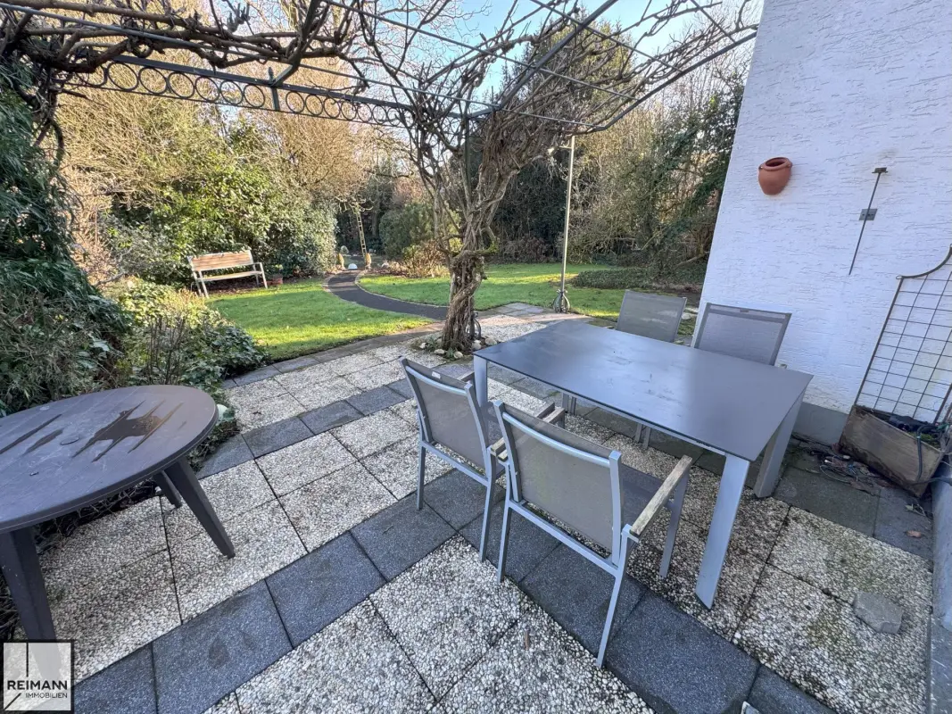 Freistehendes Einfamilienhaus mit Einliegerwohnung, Doppelgarage und parkähnlichem Garten