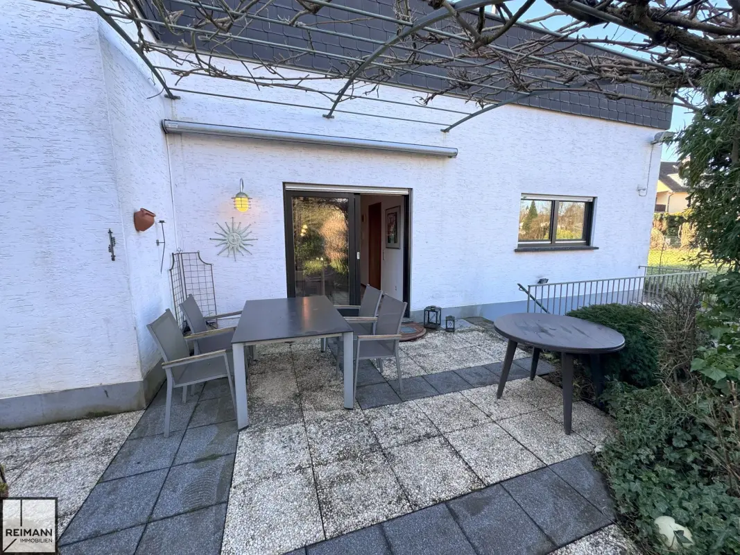 Freistehendes Einfamilienhaus mit Einliegerwohnung, Doppelgarage und parkähnlichem Garten