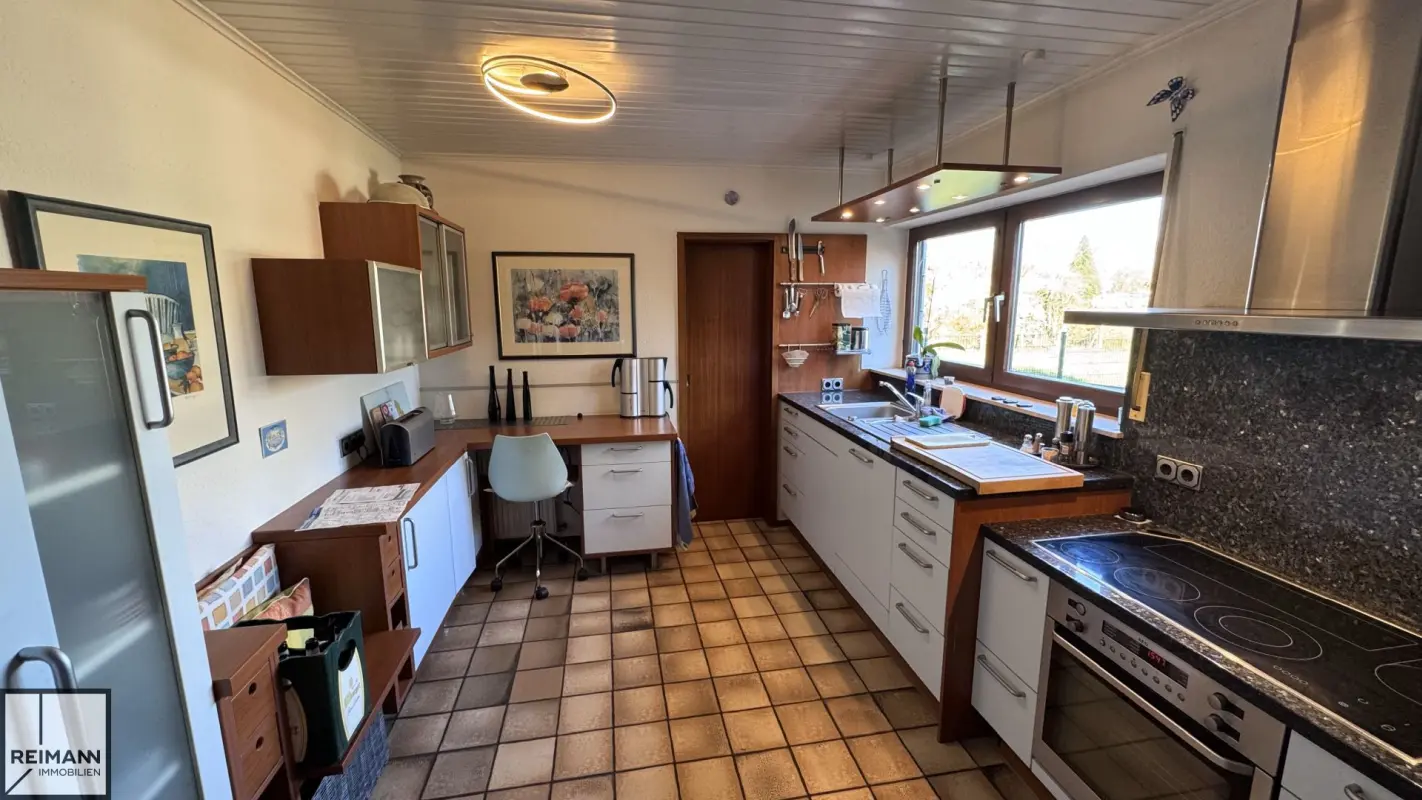 Freistehendes Einfamilienhaus mit Einliegerwohnung, Doppelgarage und parkähnlichem Garten