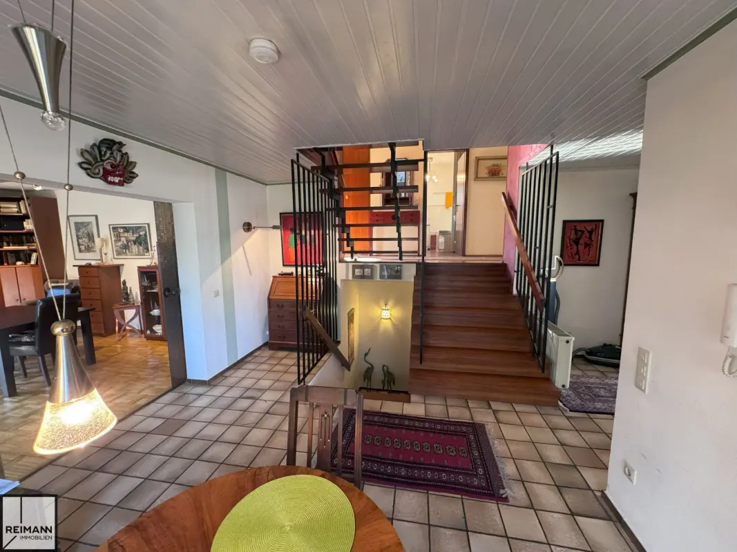 Freistehendes Einfamilienhaus mit Einliegerwohnung, Doppelgarage und parkähnlichem Garten