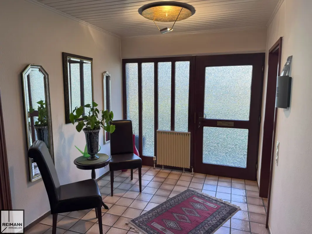 Freistehendes Einfamilienhaus mit Einliegerwohnung, Doppelgarage und parkähnlichem Garten