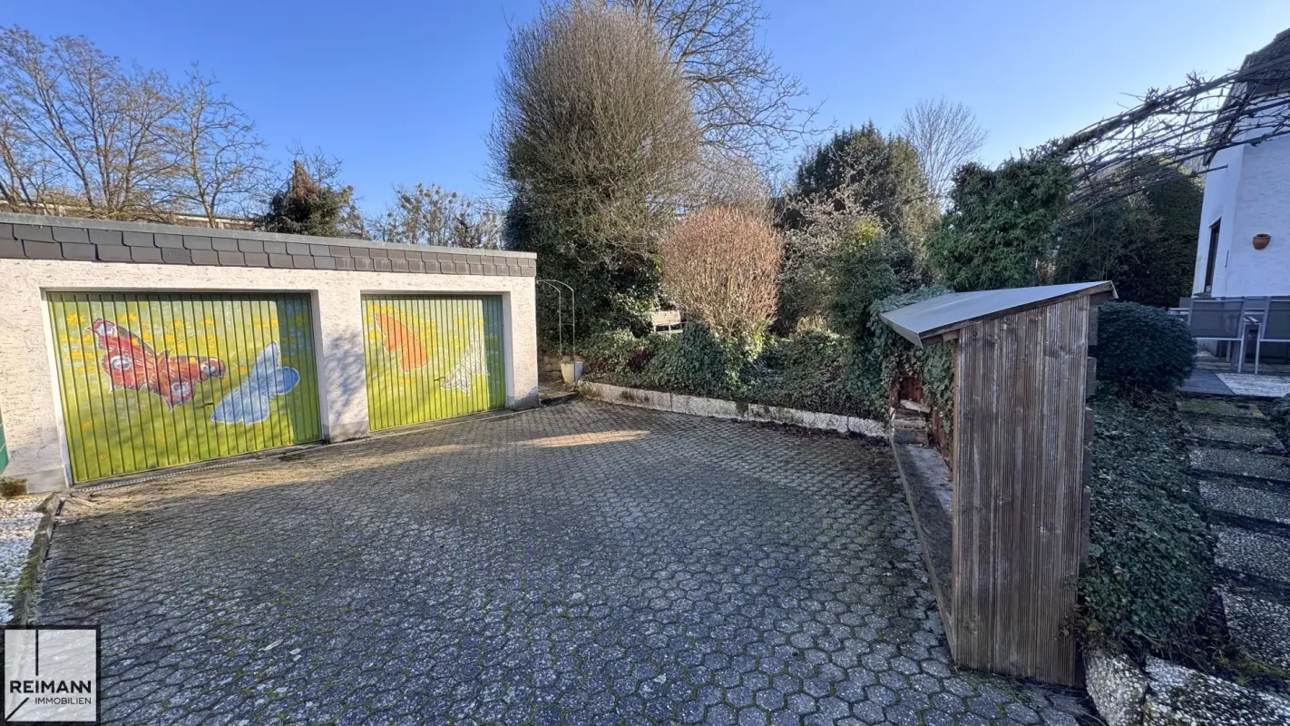 Freistehendes Einfamilienhaus mit Einliegerwohnung, Doppelgarage und parkähnlichem Garten