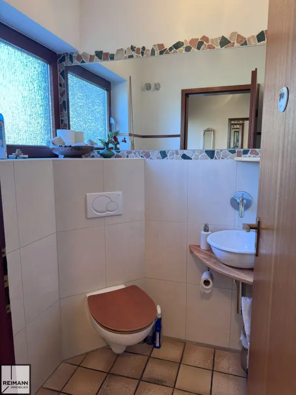 Freistehendes Einfamilienhaus mit Einliegerwohnung, Doppelgarage und parkähnlichem Garten