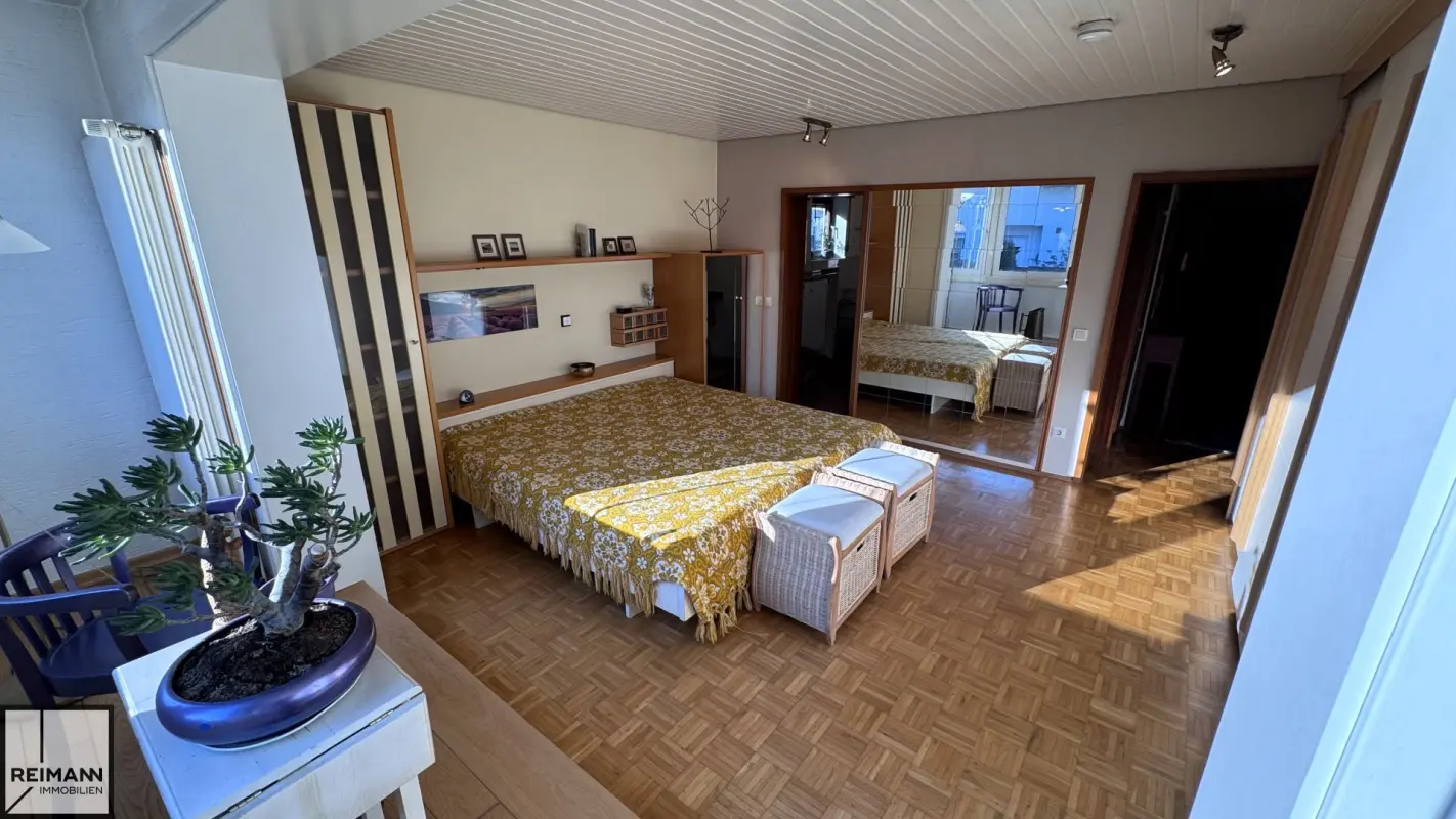 Freistehendes Einfamilienhaus mit Einliegerwohnung, Doppelgarage und parkähnlichem Garten