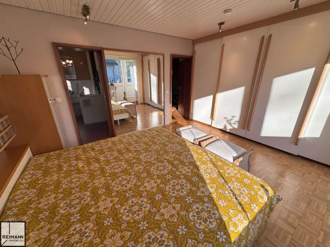 Freistehendes Einfamilienhaus mit Einliegerwohnung, Doppelgarage und parkähnlichem Garten