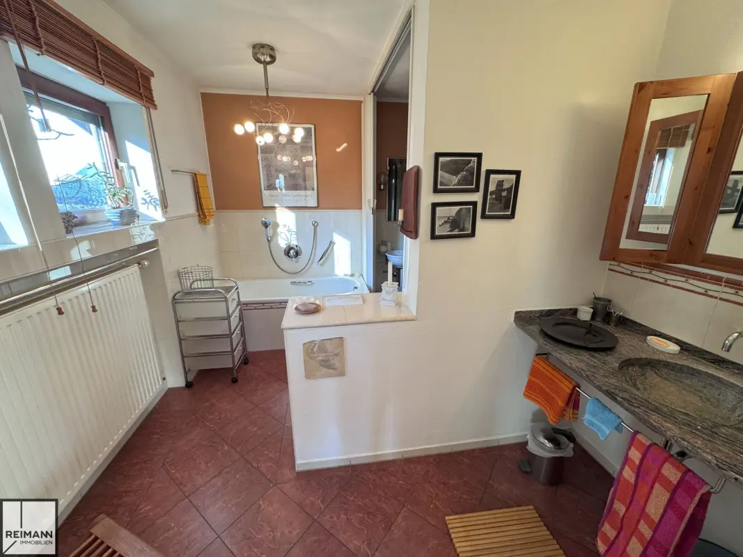 Freistehendes Einfamilienhaus mit Einliegerwohnung, Doppelgarage und parkähnlichem Garten