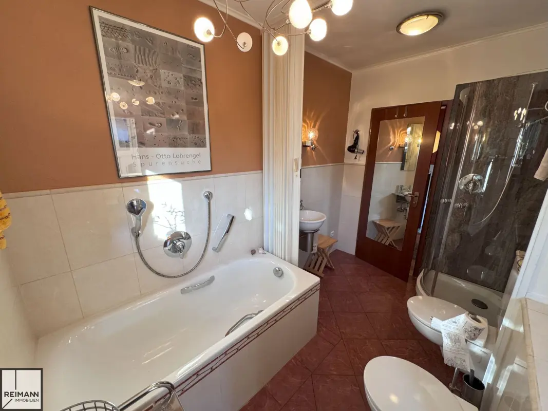 Freistehendes Einfamilienhaus mit Einliegerwohnung, Doppelgarage und parkähnlichem Garten