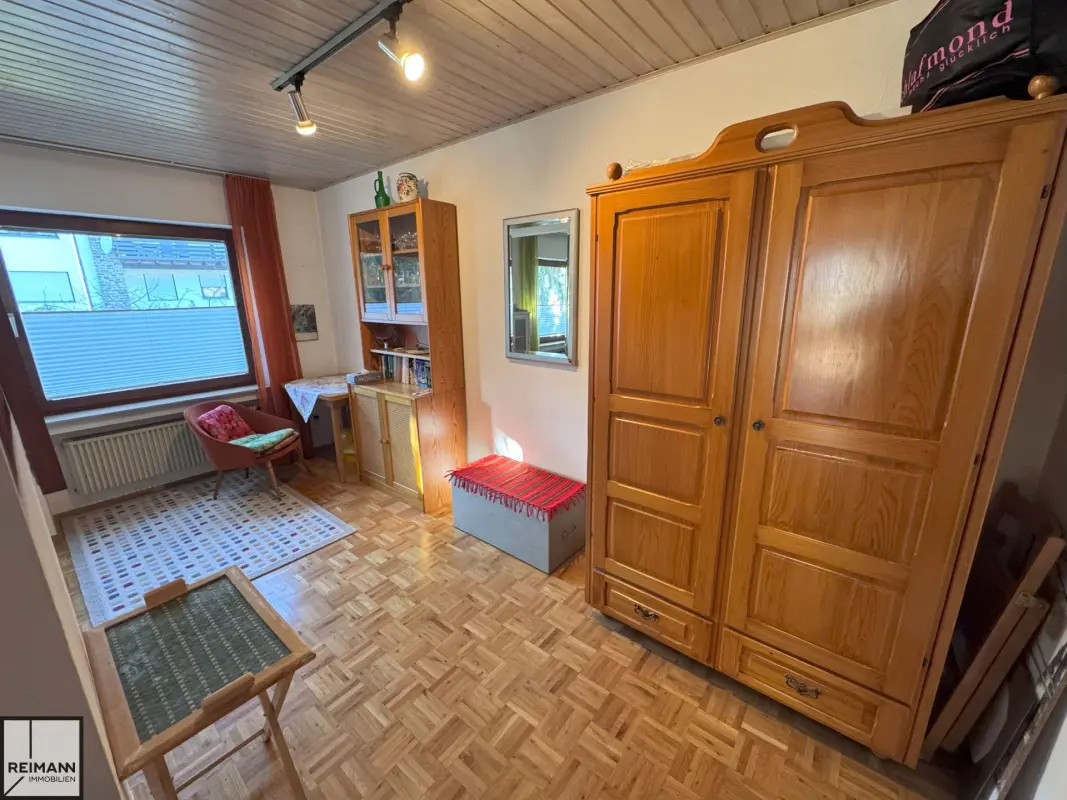 Freistehendes Einfamilienhaus mit Einliegerwohnung, Doppelgarage und parkähnlichem Garten