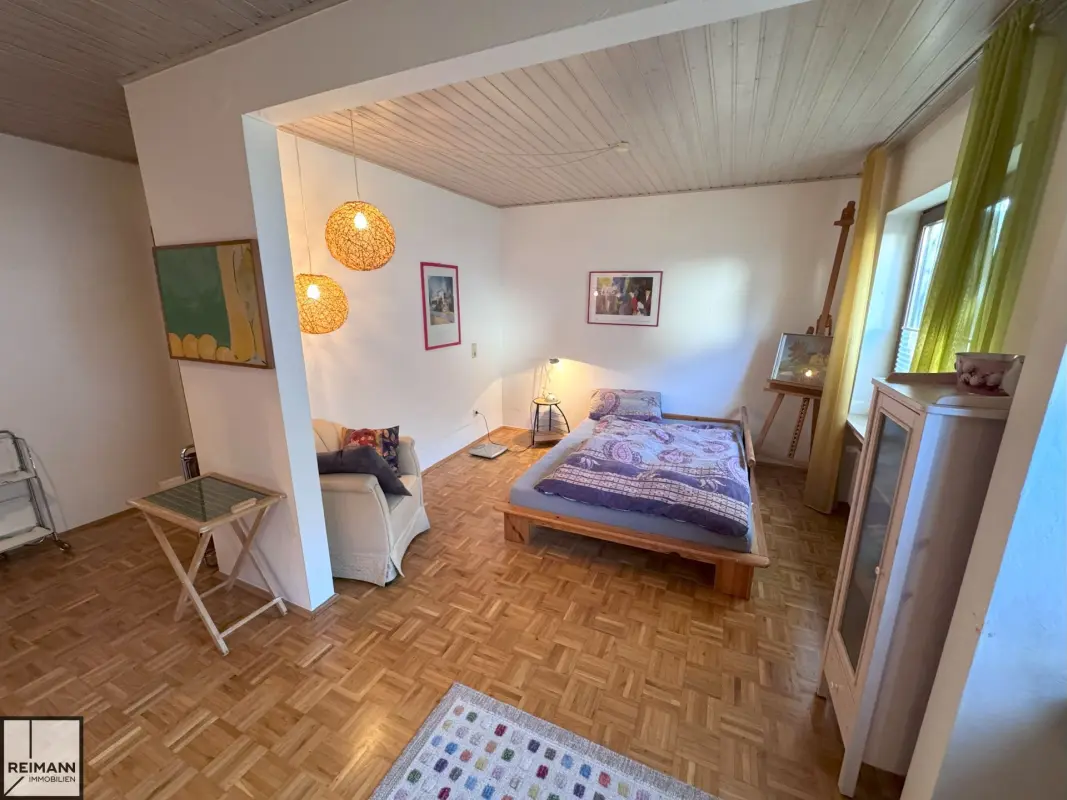 Freistehendes Einfamilienhaus mit Einliegerwohnung, Doppelgarage und parkähnlichem Garten