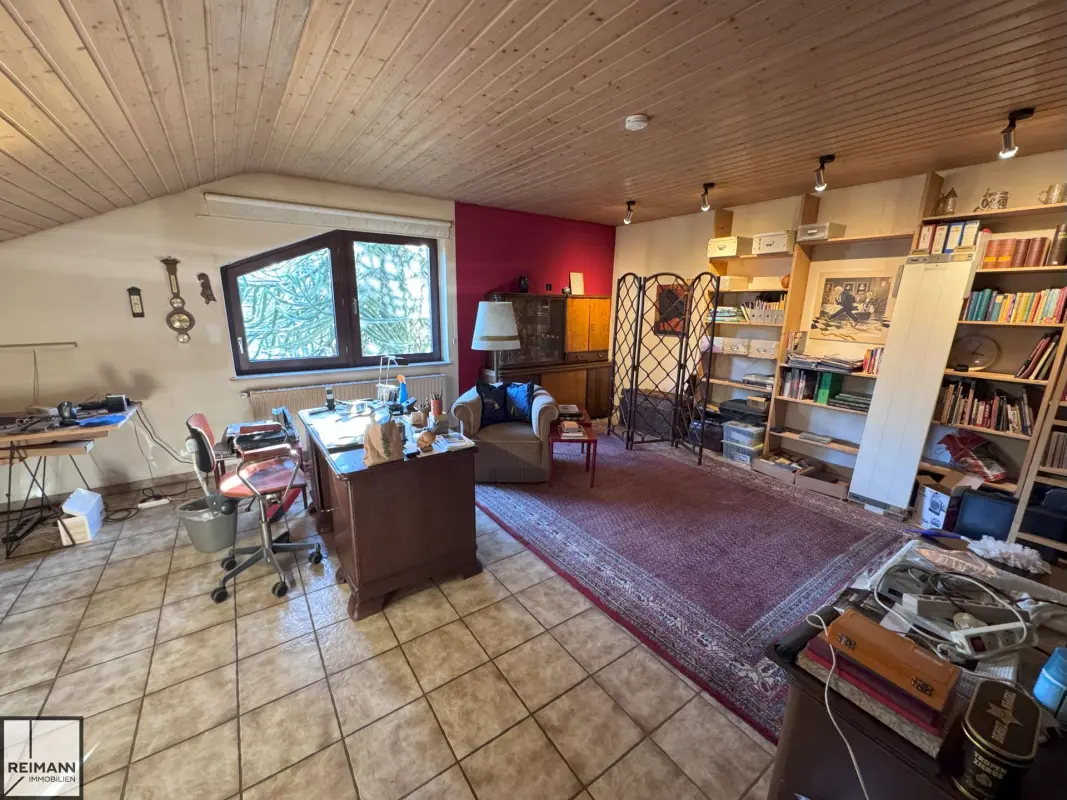 Freistehendes Einfamilienhaus mit Einliegerwohnung, Doppelgarage und parkähnlichem Garten