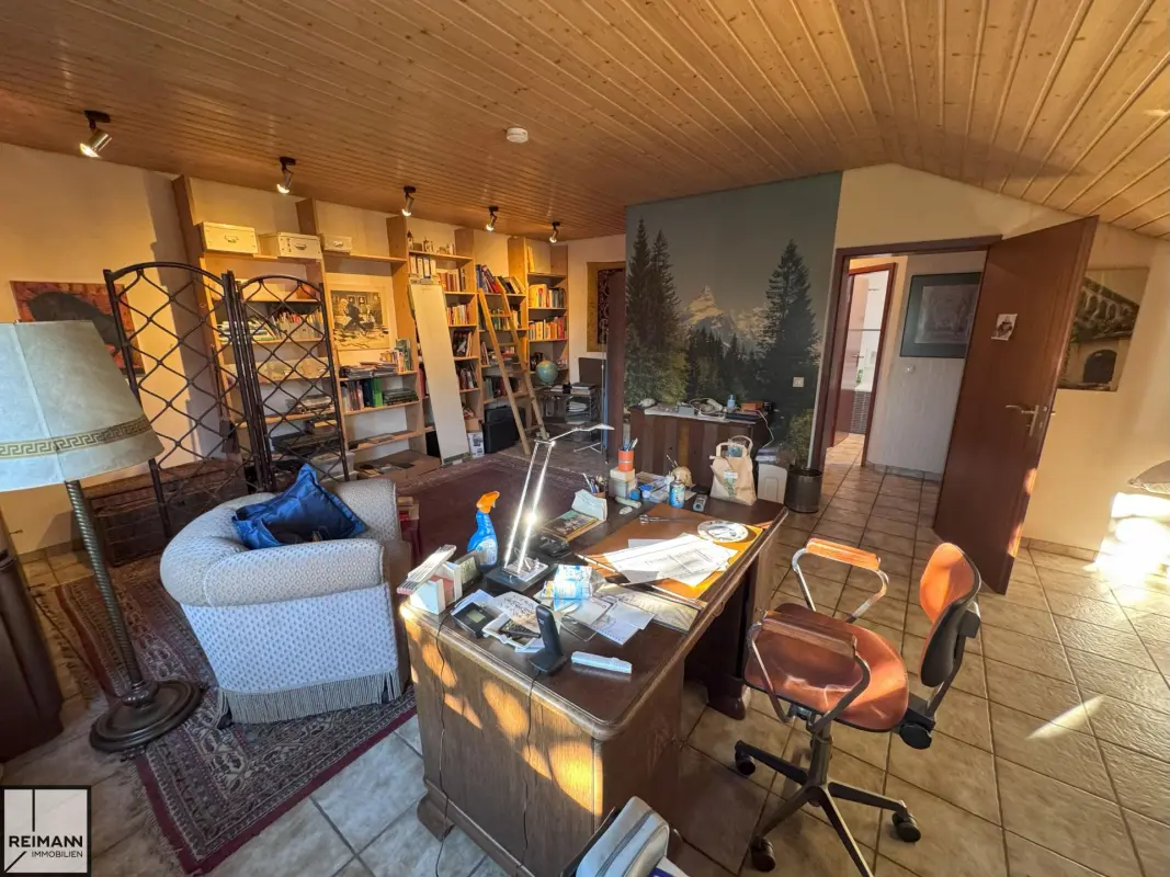 Freistehendes Einfamilienhaus mit Einliegerwohnung, Doppelgarage und parkähnlichem Garten