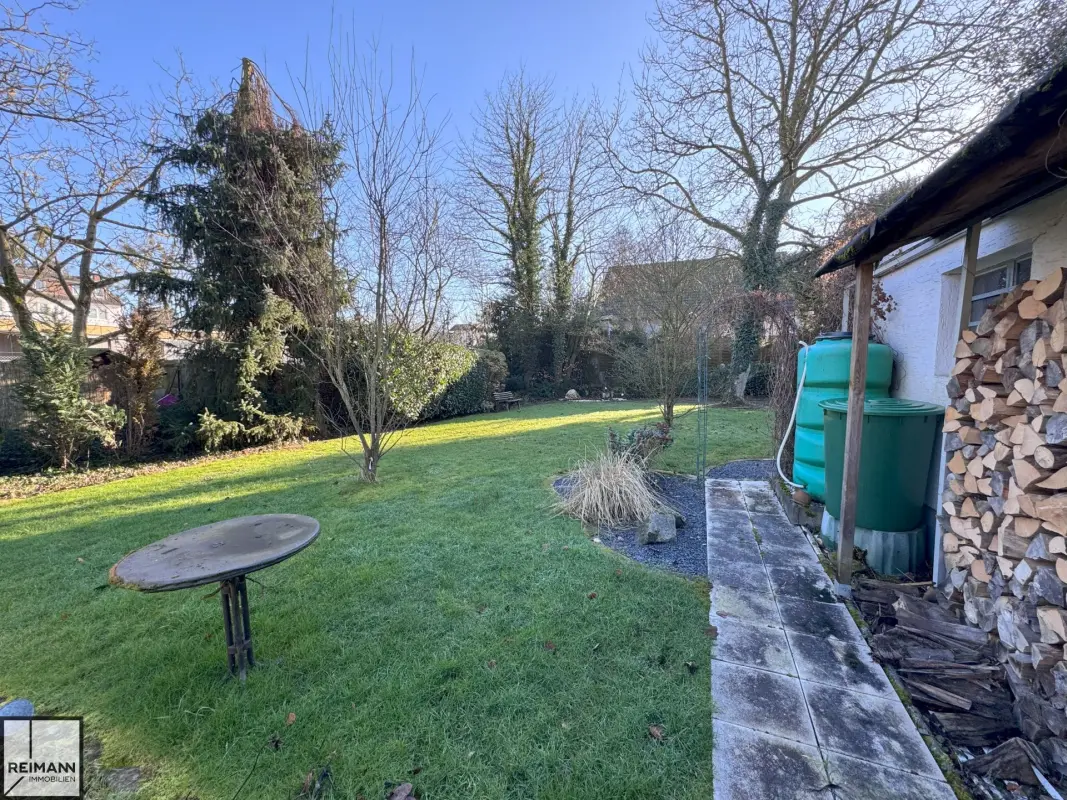 Freistehendes Einfamilienhaus mit Einliegerwohnung, Doppelgarage und parkähnlichem Garten