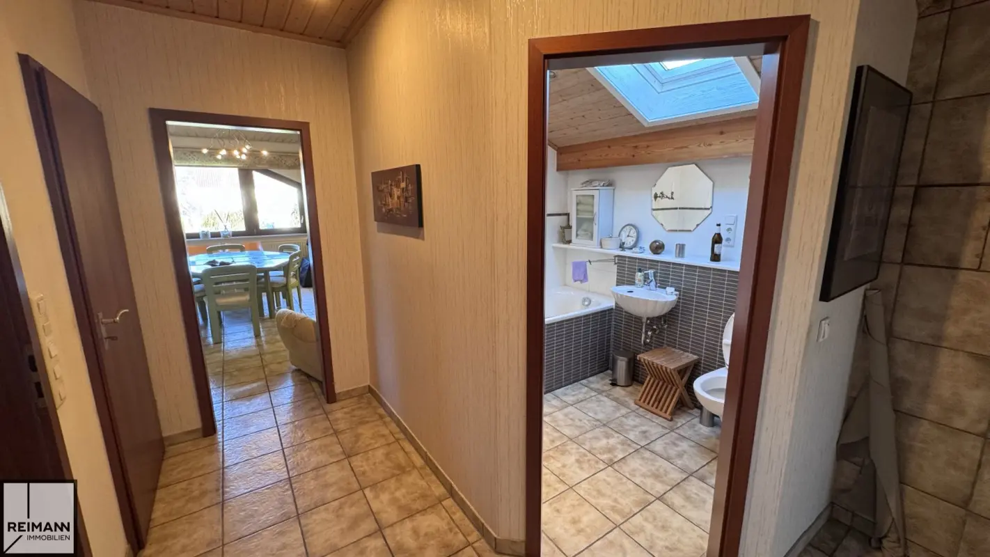 Freistehendes Einfamilienhaus mit Einliegerwohnung, Doppelgarage und parkähnlichem Garten