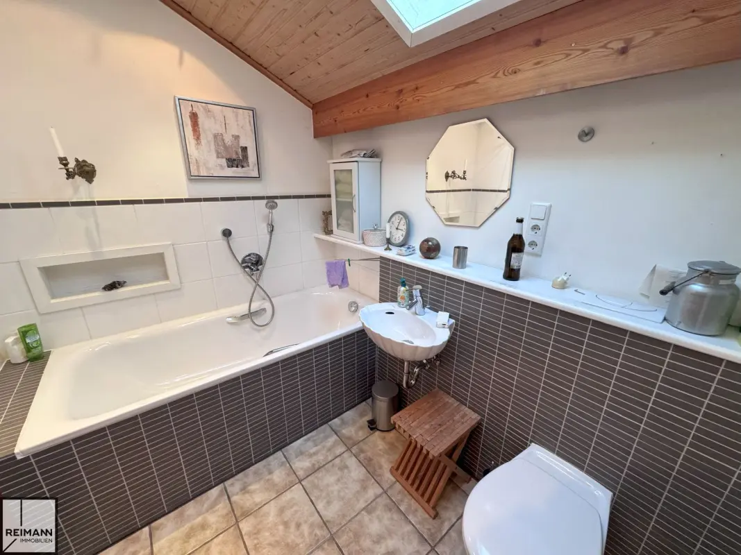 Freistehendes Einfamilienhaus mit Einliegerwohnung, Doppelgarage und parkähnlichem Garten