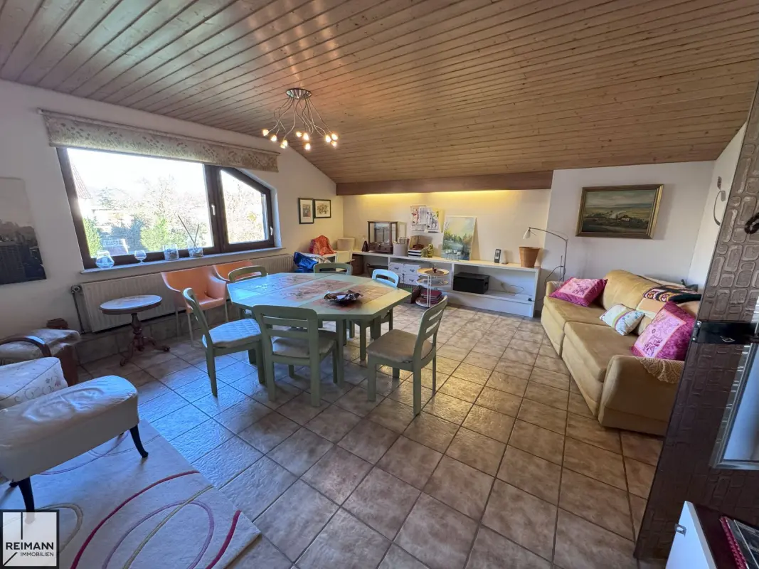 Freistehendes Einfamilienhaus mit Einliegerwohnung, Doppelgarage und parkähnlichem Garten