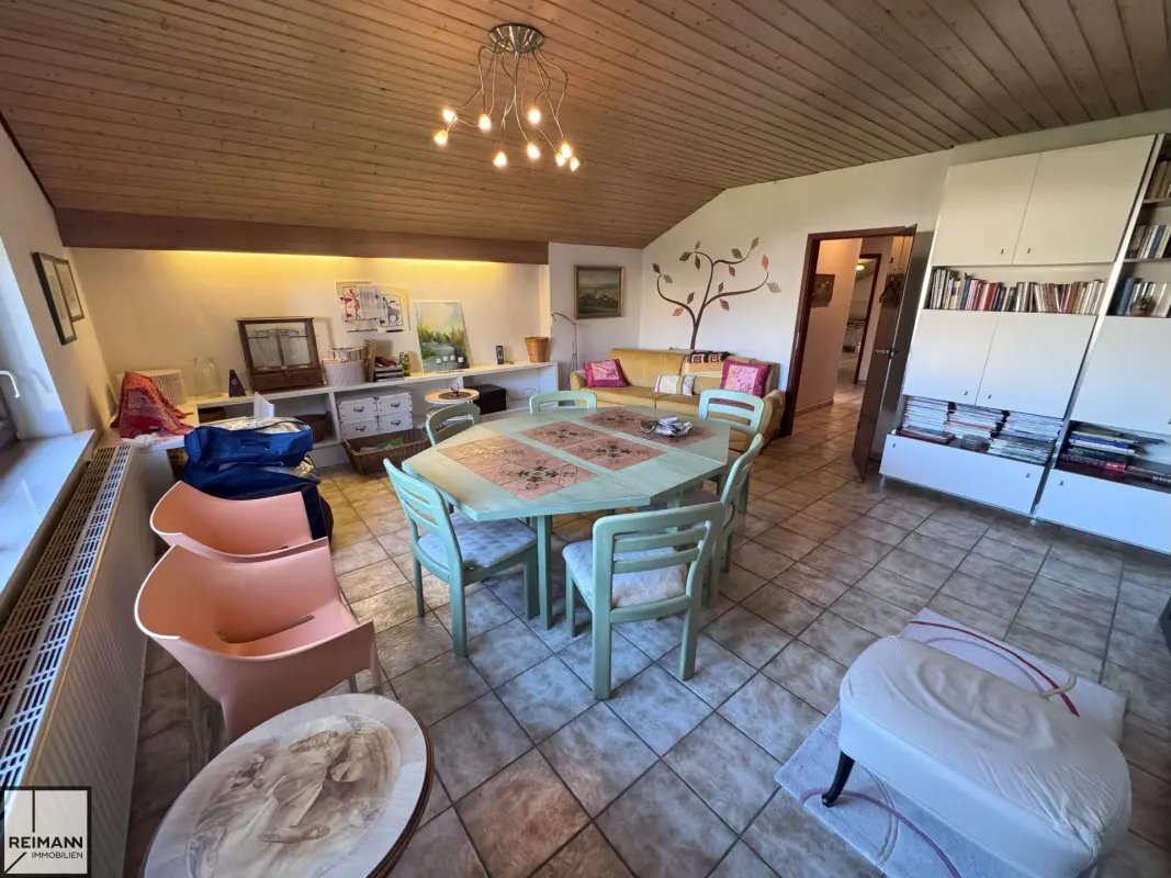 Freistehendes Einfamilienhaus mit Einliegerwohnung, Doppelgarage und parkähnlichem Garten