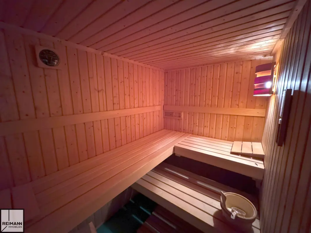 Freistehendes Einfamilienhaus mit Einliegerwohnung, Doppelgarage und parkähnlichem Garten