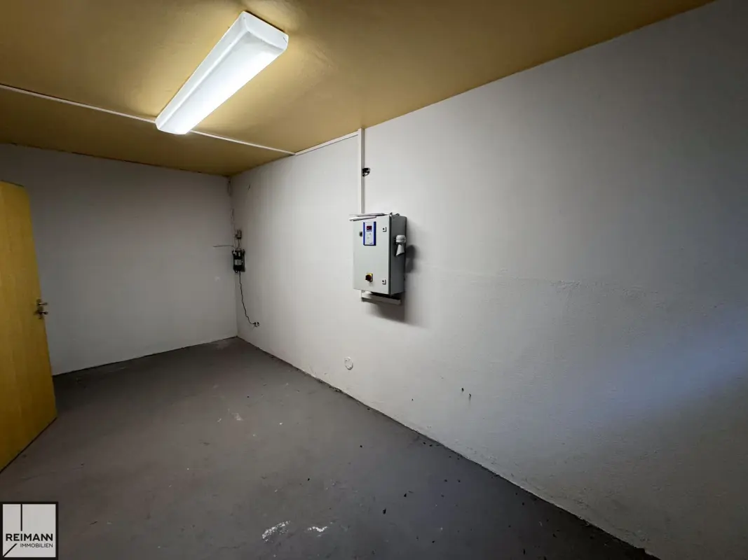 Freistehendes Einfamilienhaus mit Einliegerwohnung, Doppelgarage und parkähnlichem Garten