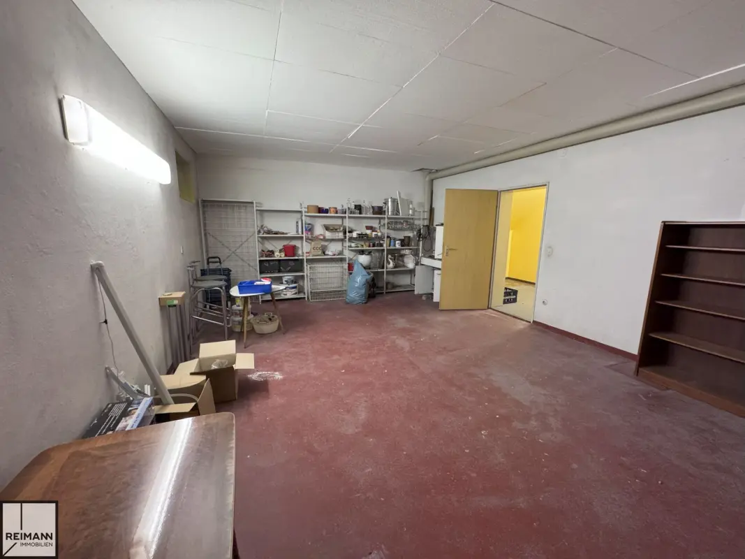 Freistehendes Einfamilienhaus mit Einliegerwohnung, Doppelgarage und parkähnlichem Garten