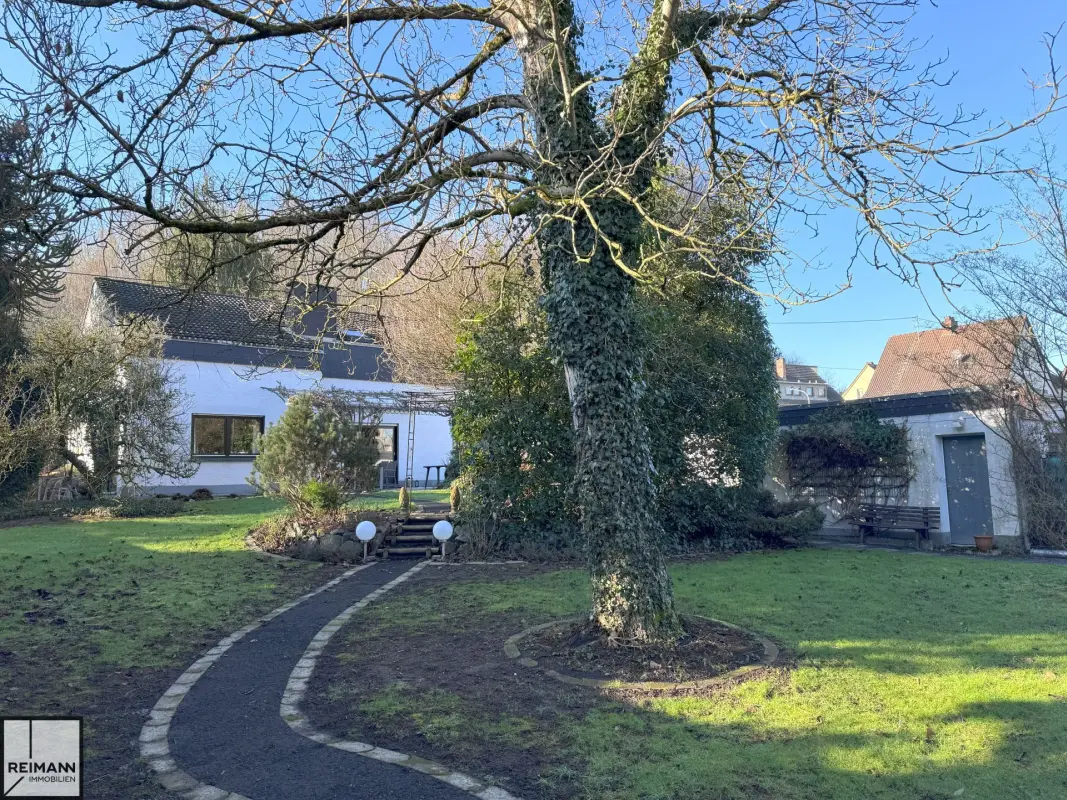 Freistehendes Einfamilienhaus mit Einliegerwohnung, Doppelgarage und parkähnlichem Garten