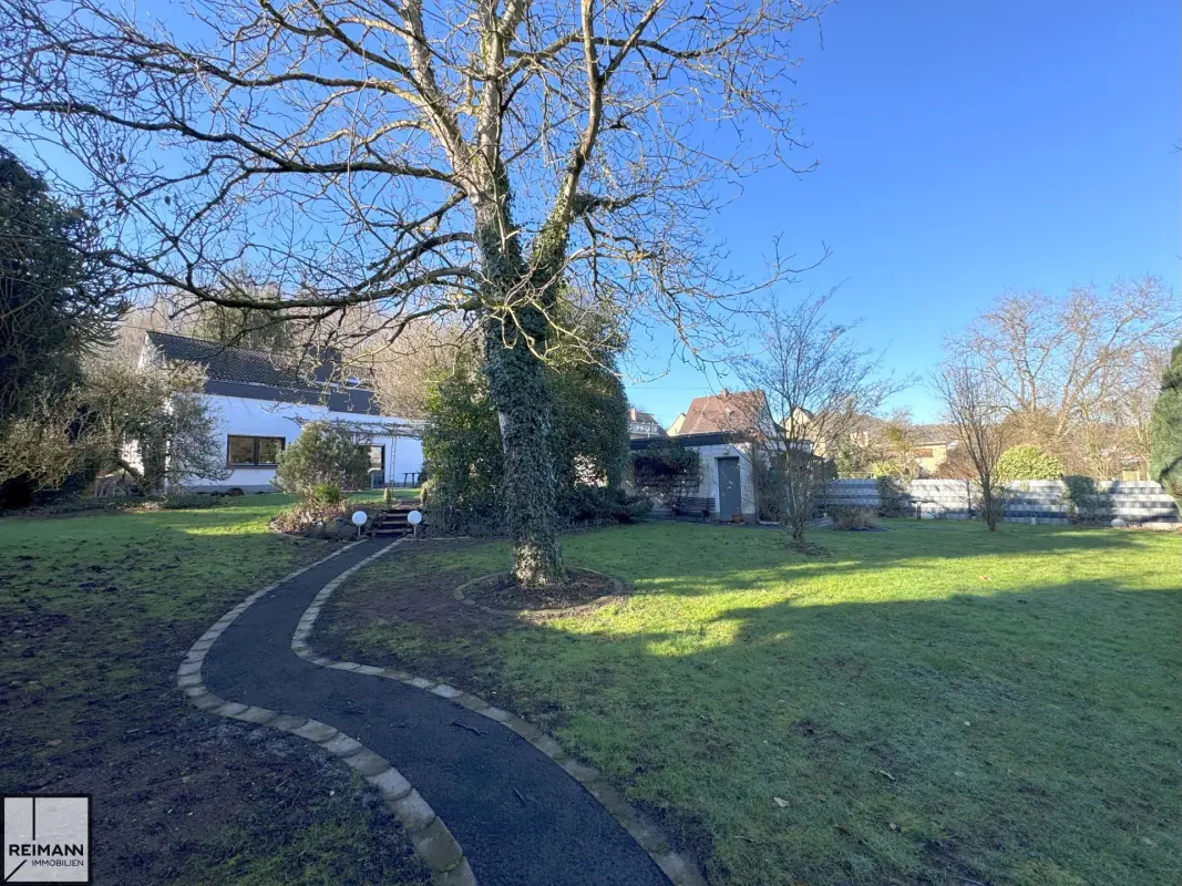 Freistehendes Einfamilienhaus mit Einliegerwohnung, Doppelgarage und parkähnlichem Garten