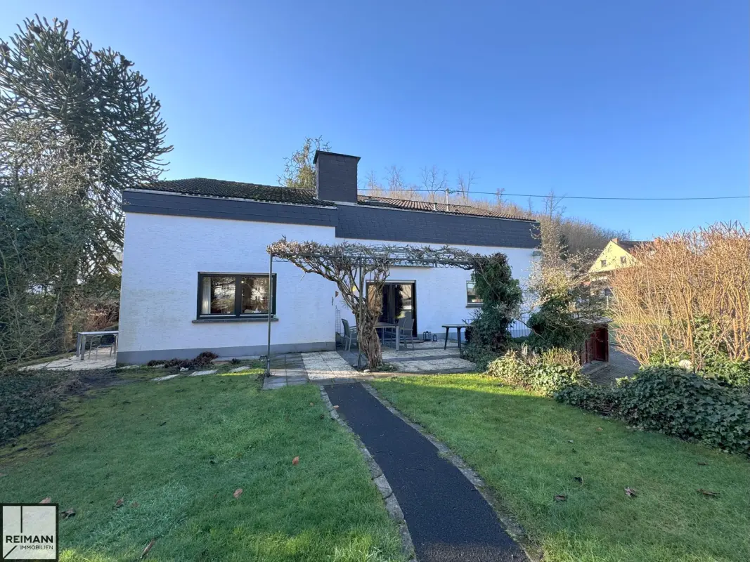 Freistehendes Einfamilienhaus mit Einliegerwohnung, Doppelgarage und parkähnlichem Garten