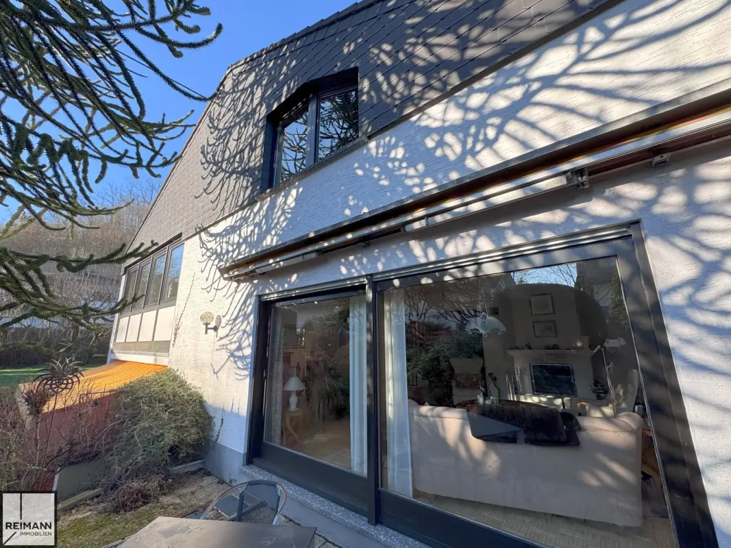 Freistehendes Einfamilienhaus mit Einliegerwohnung, Doppelgarage und parkähnlichem Garten