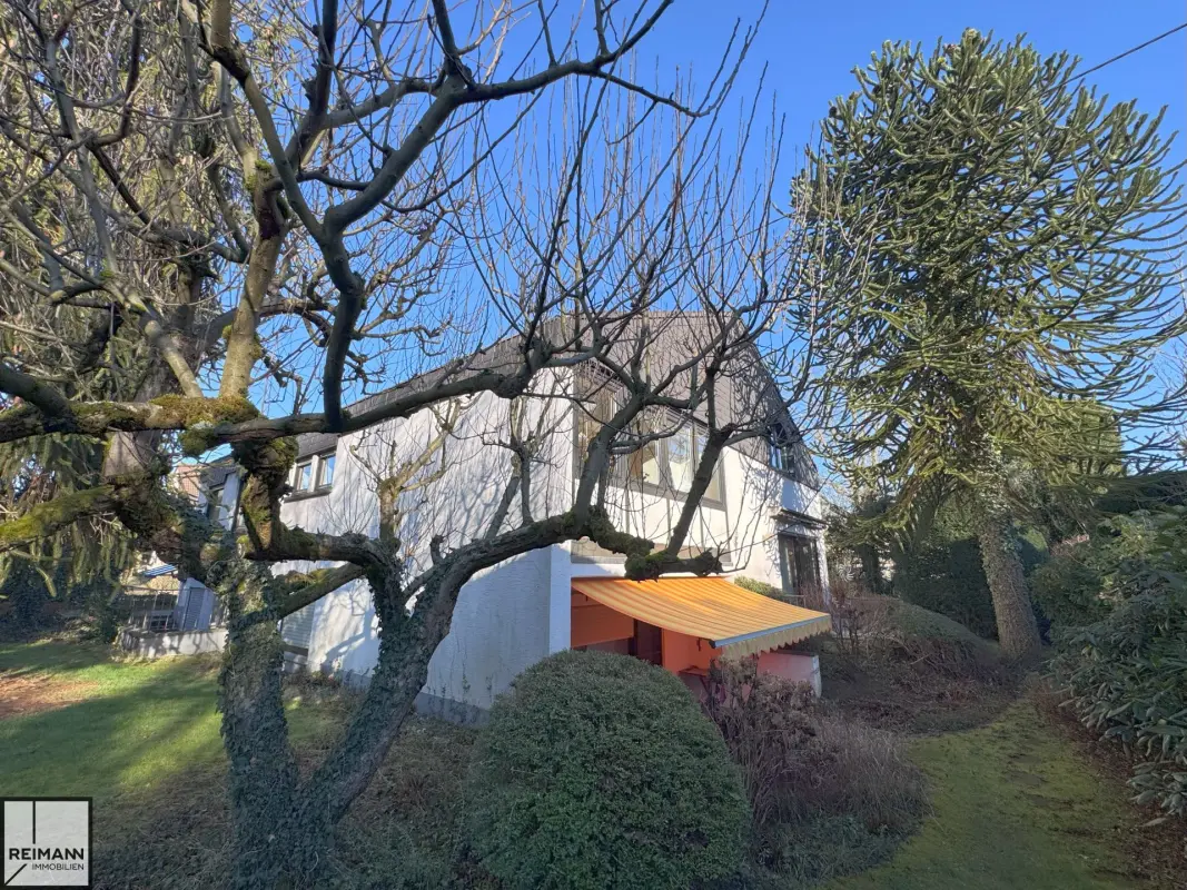 Freistehendes Einfamilienhaus mit Einliegerwohnung, Doppelgarage und parkähnlichem Garten