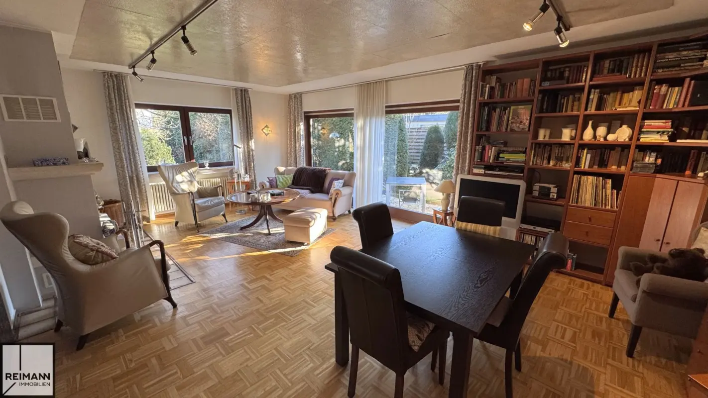 Freistehendes Einfamilienhaus mit Einliegerwohnung, Doppelgarage und parkähnlichem Garten