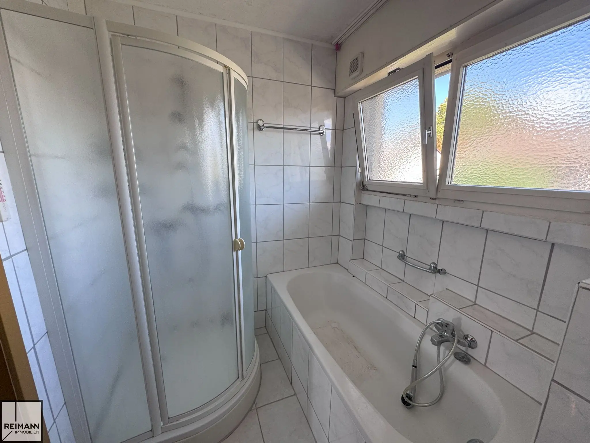 Gepflegte Doppelhaushälfte mit Garage und Garten in schöner Wohnlage von Neuwied-Oberbieber

