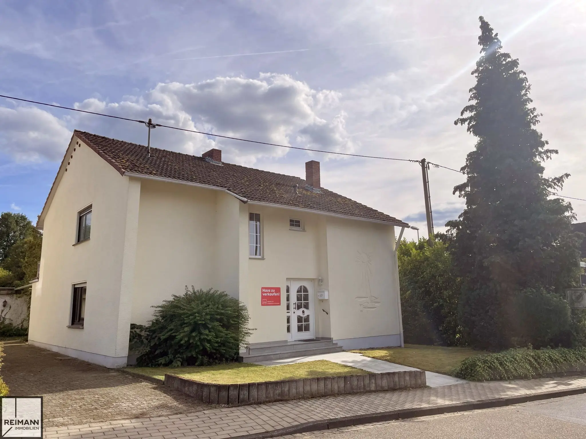 Zweifamilienhaus mit großem Garten und zusätzlichem Bauplatz