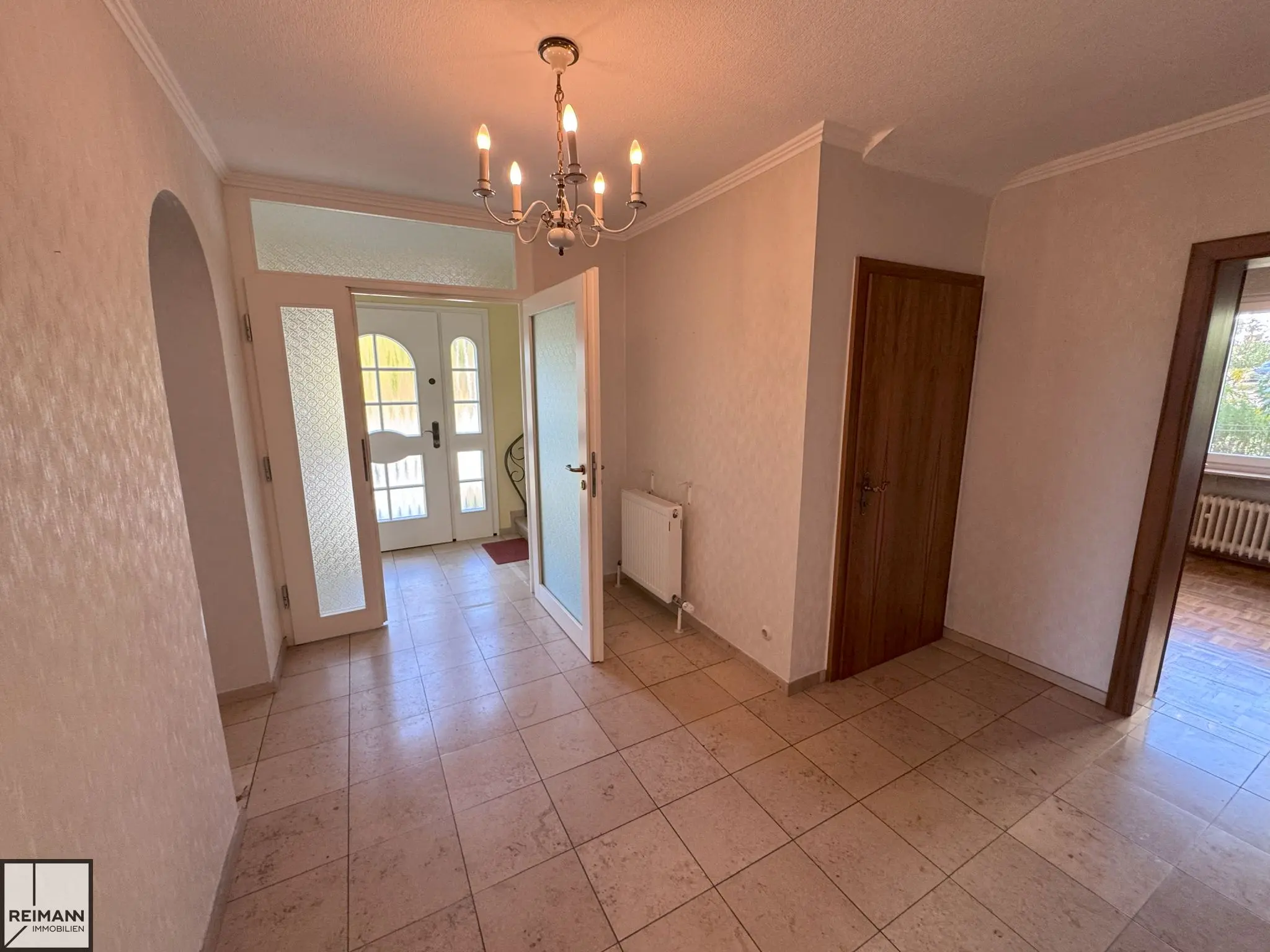 Zweifamilienhaus mit großem Garten und zusätzlichem Bauplatz