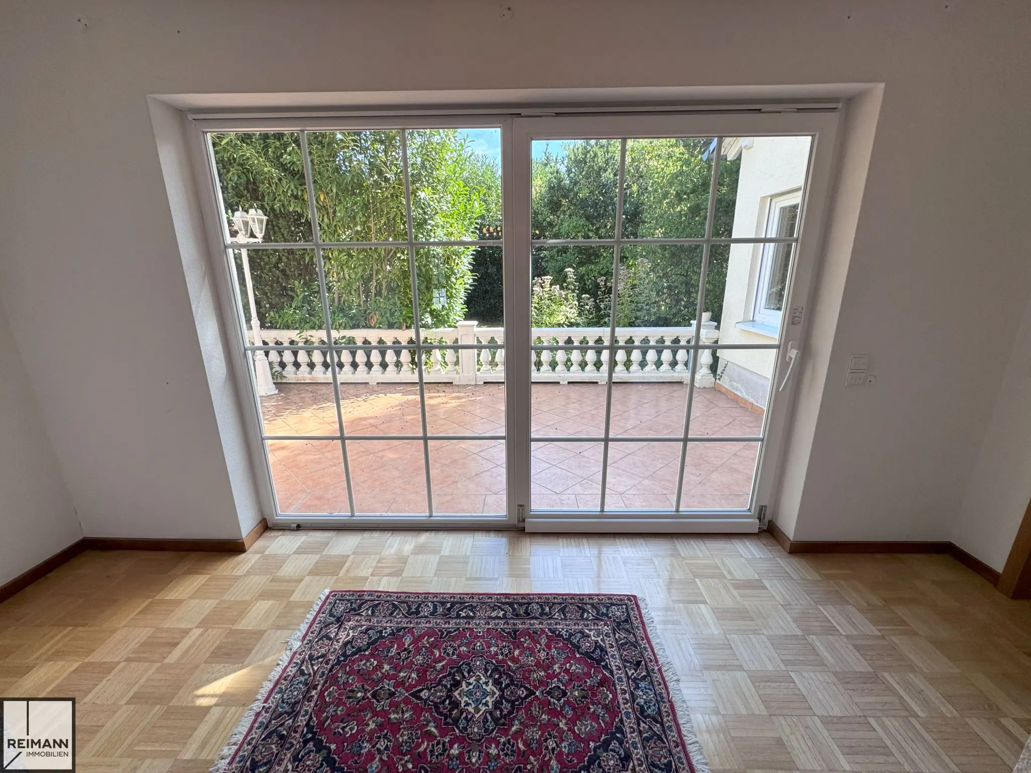 Zweifamilienhaus mit großem Garten und zusätzlichem Bauplatz