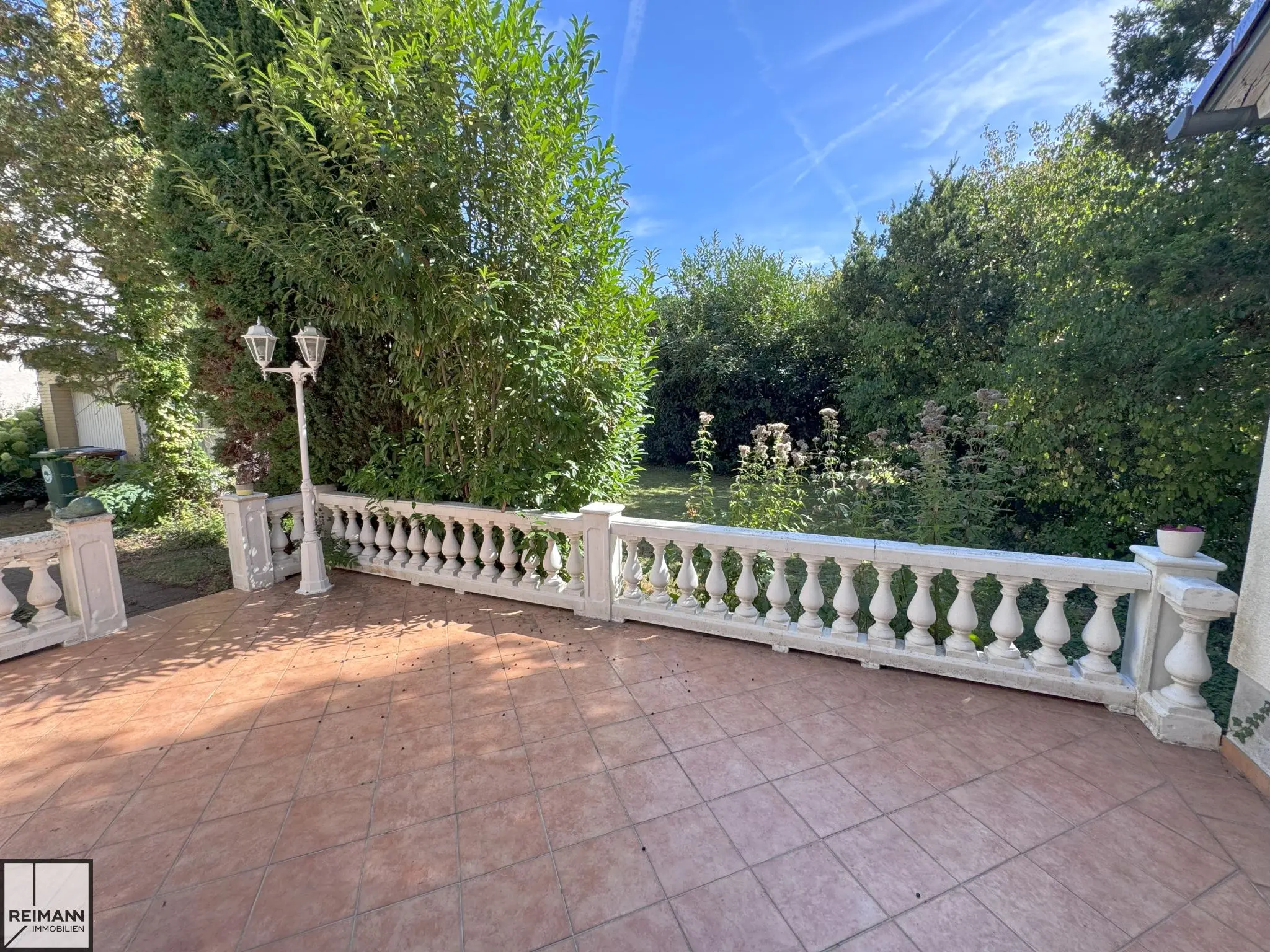 Zweifamilienhaus mit großem Garten und zusätzlichem Bauplatz