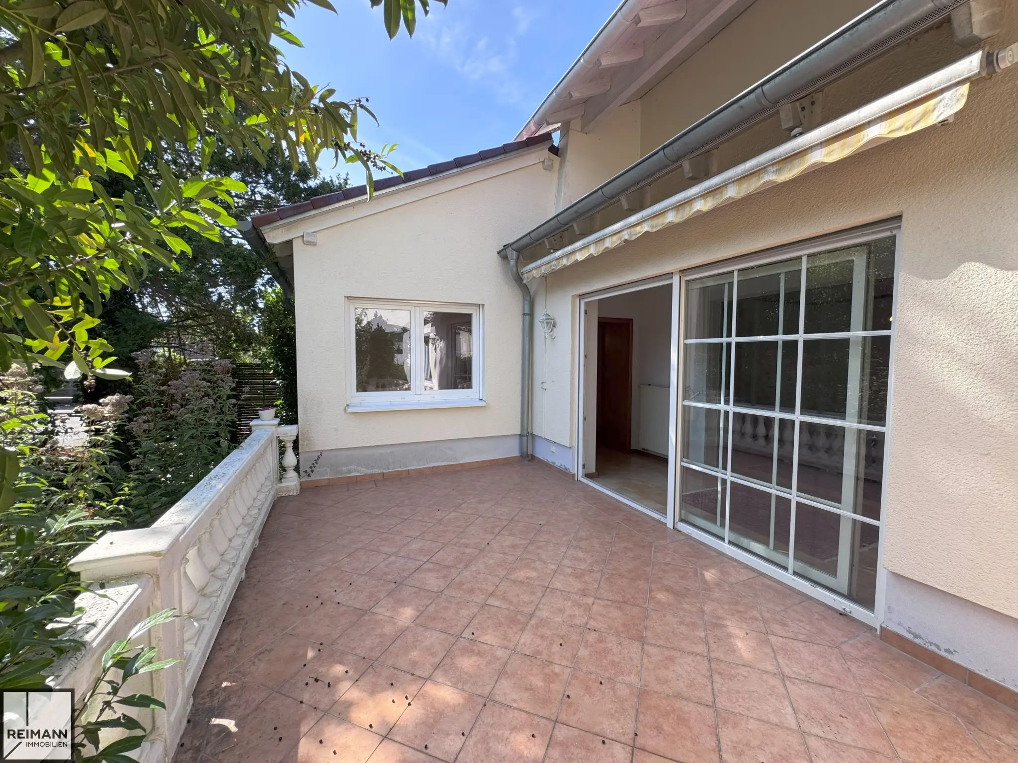 Zweifamilienhaus mit großem Garten und zusätzlichem Bauplatz