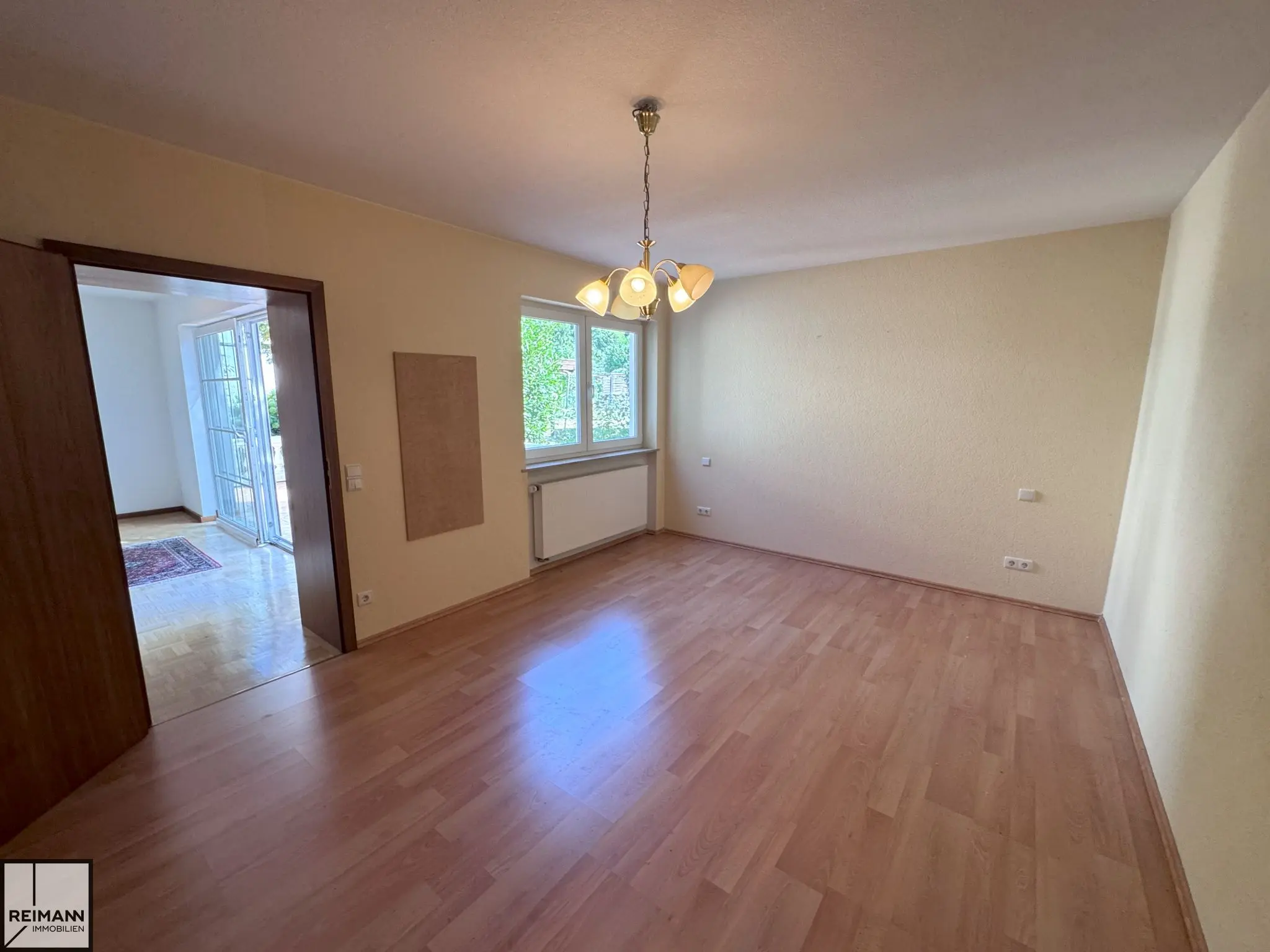 Zweifamilienhaus mit großem Garten und zusätzlichem Bauplatz