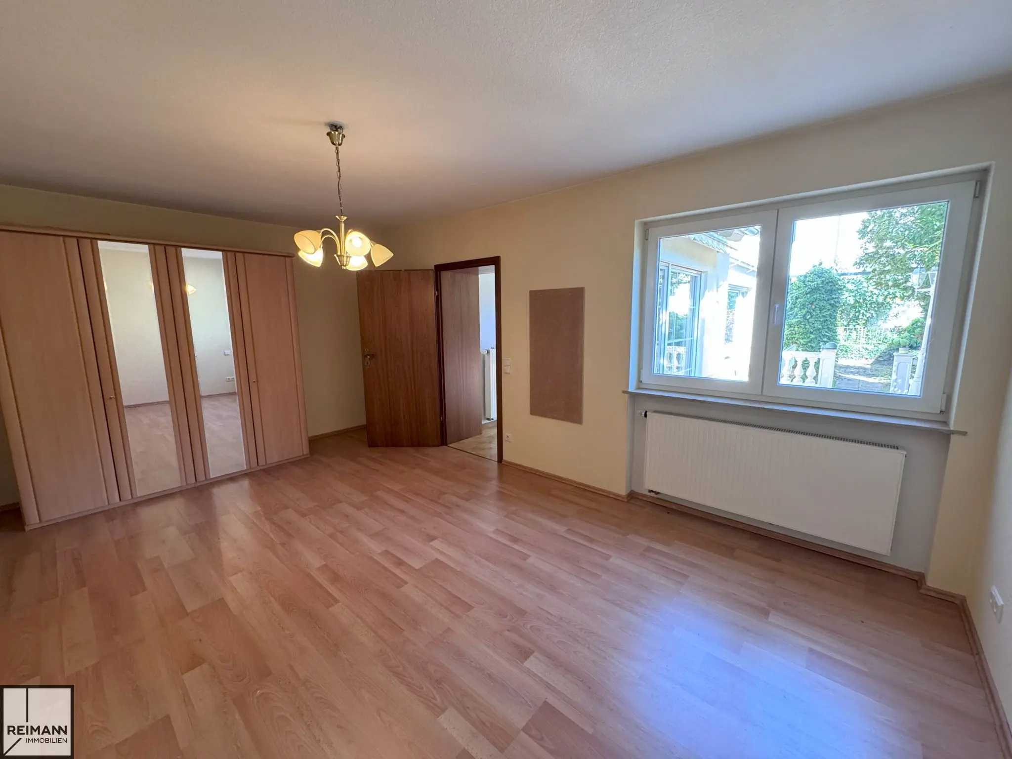 Zweifamilienhaus mit großem Garten und zusätzlichem Bauplatz