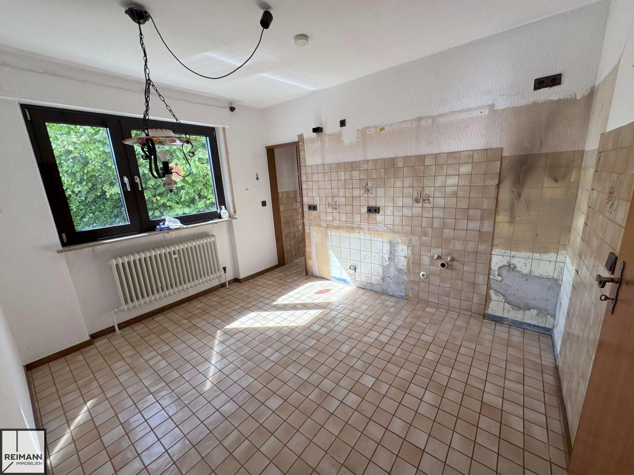 Zweifamilienhaus mit großem Garten und zusätzlichem Bauplatz