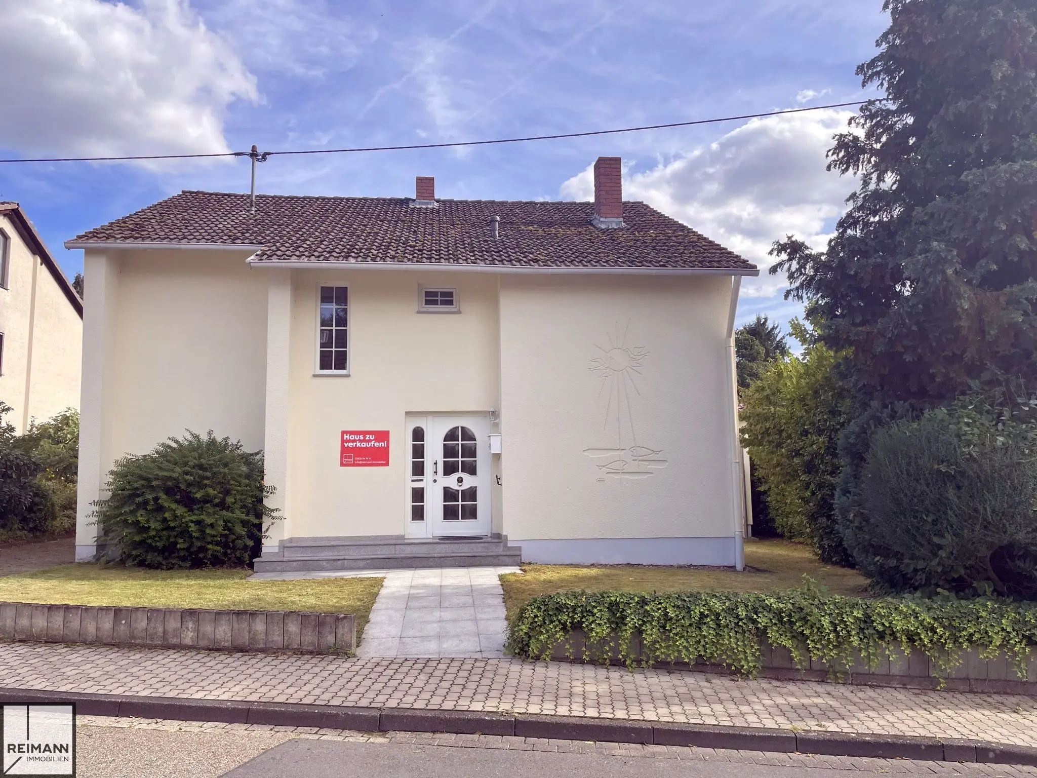 Zweifamilienhaus mit großem Garten und zusätzlichem Bauplatz