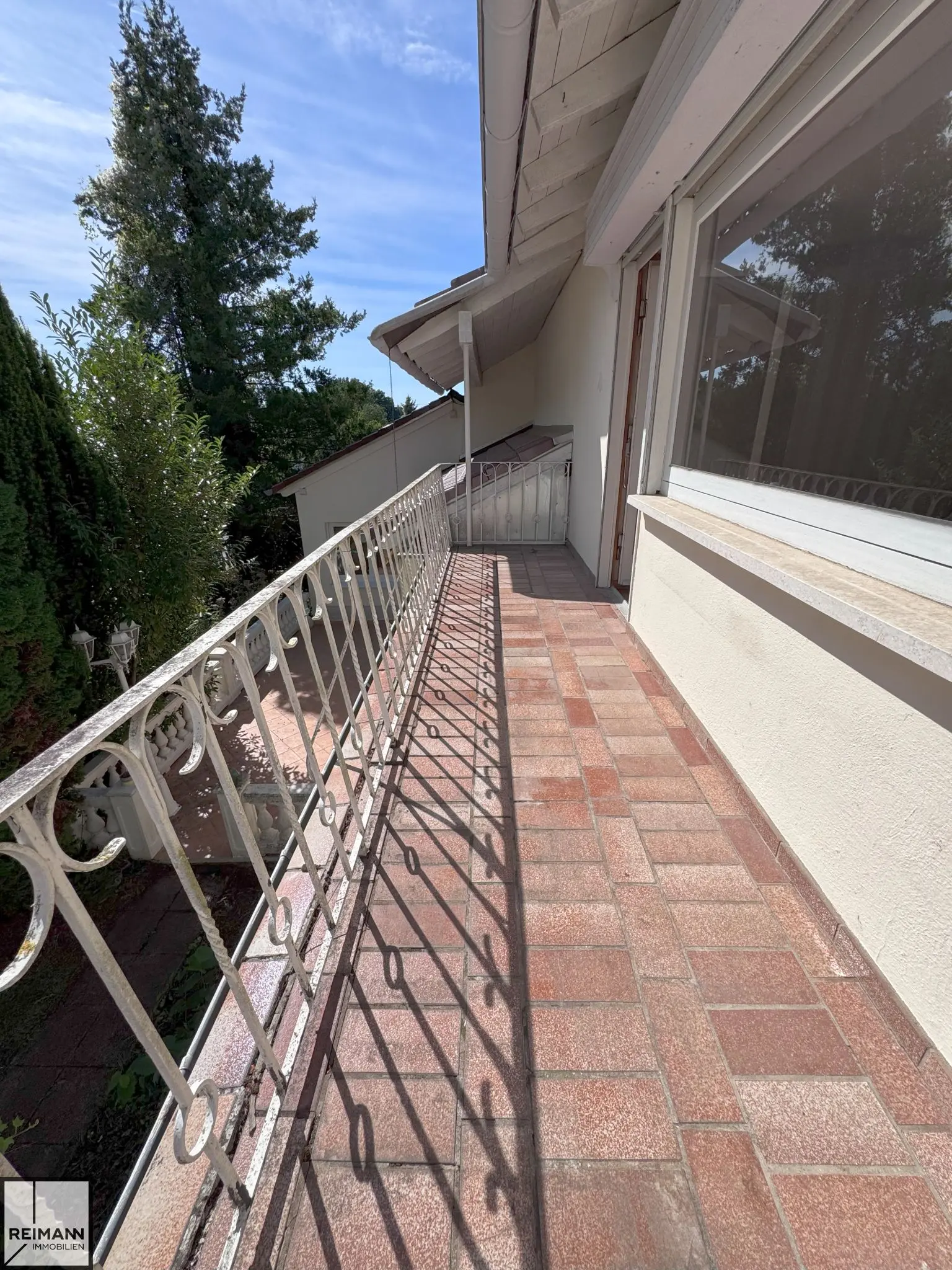 Zweifamilienhaus mit großem Garten und zusätzlichem Bauplatz