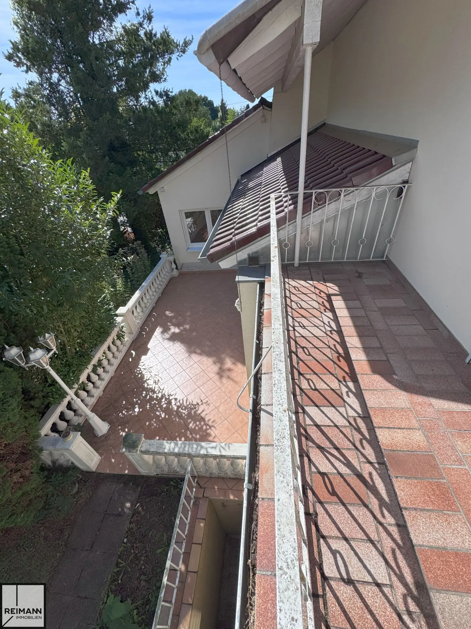 Zweifamilienhaus mit großem Garten und zusätzlichem Bauplatz