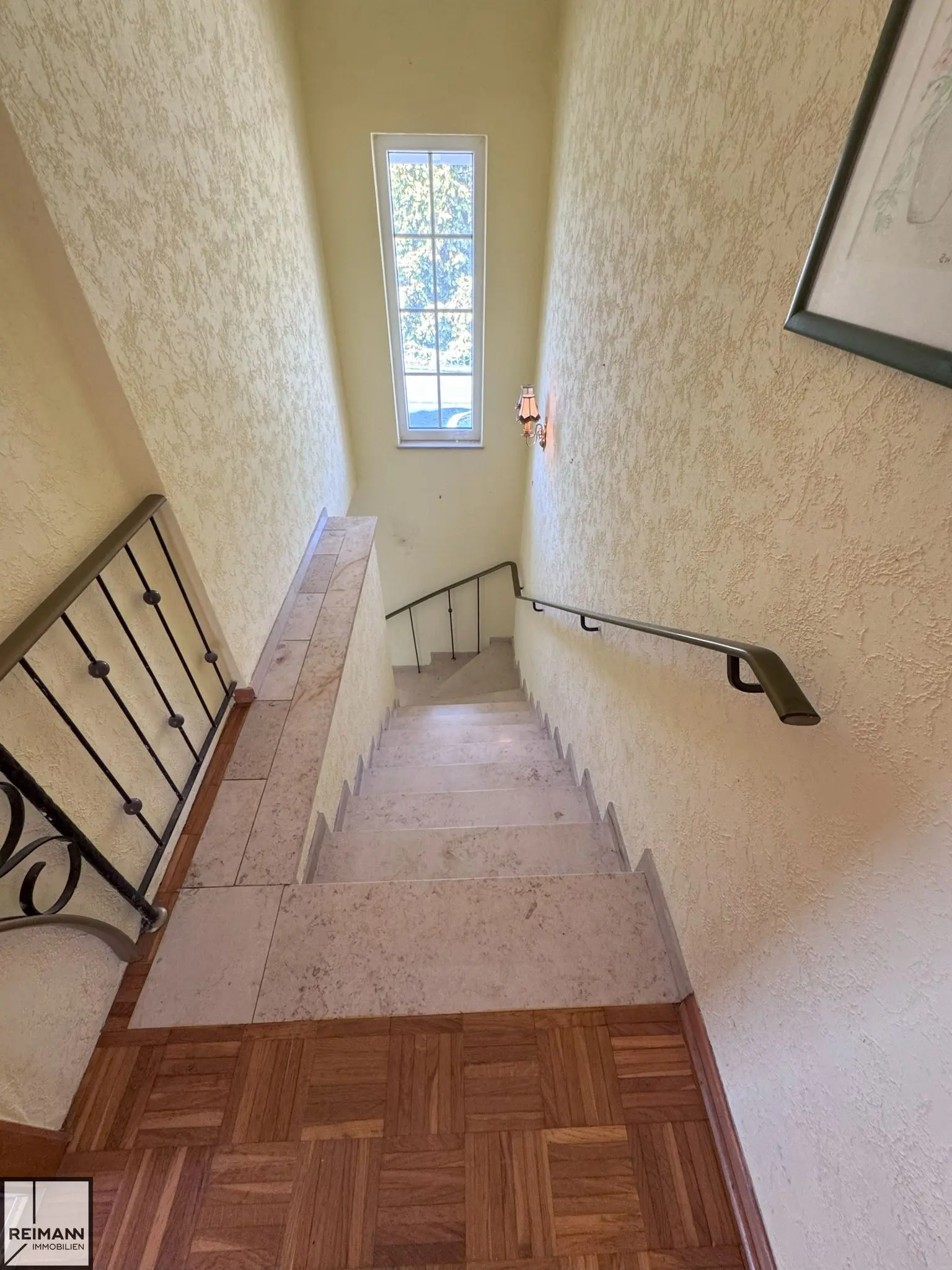 Zweifamilienhaus mit großem Garten und zusätzlichem Bauplatz