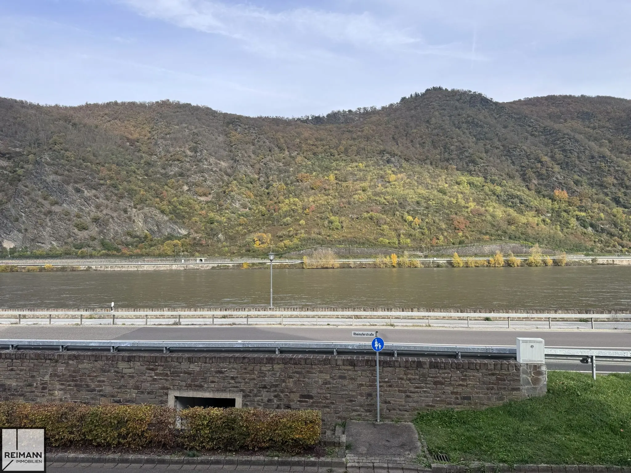 Familienfreundliches Wohnhaus mit viel Platz, Rheinblick & modernem Ausbau